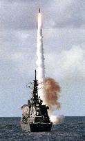 MSDF warship practices firing missiles in RIMPAC 2000